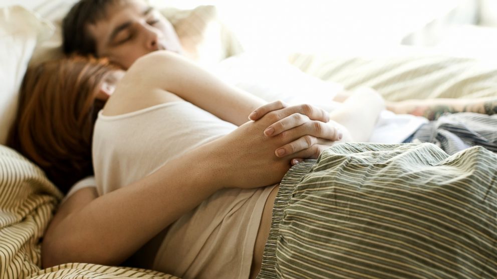 根本超热!7个现实生活中情侣相拥入眠时会遇到的问题