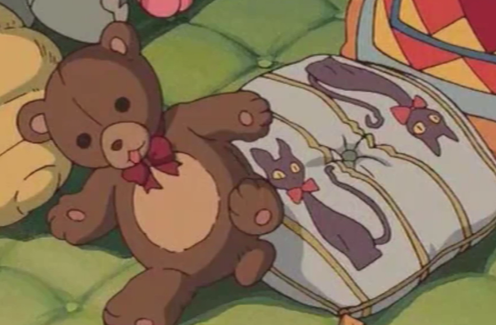 看到泰迪熊旁边的枕头了吧!是《魔女宅急便》中的猫咪.