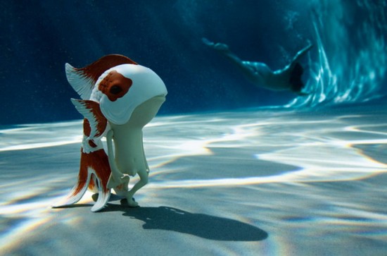 金鱼人在透明的水底散步.人体泅泳的姿态早已成为日常的景象.