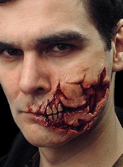 从喉头切开并装上拉鍊道具,皮开肉绽的拟真感立即显现.