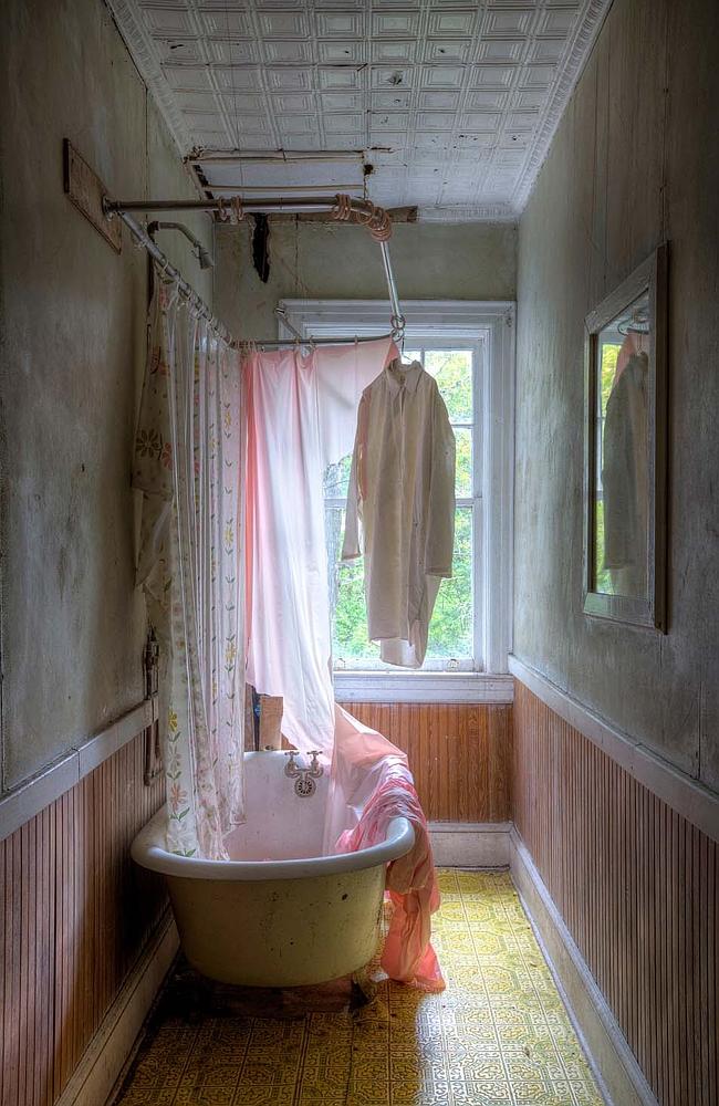 在废弃的浴室中还挂著来不及收走的衣服,究竟是谁留下的?