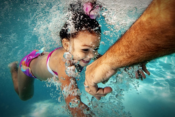 萌娃儿戏水清凉照来了!