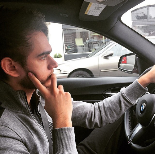 开车时的侧脸还是很有魅力