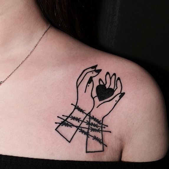 妞编辑个人特别喜欢这个 双手捧著爱心的纹身!