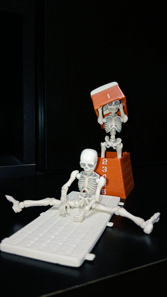 骷髅情人的亲热画面好露骨!骨头人的超有事鬼月生存提案