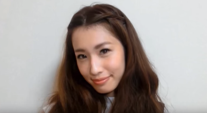 妞妞们可以参考一下图中的范例, 一手抓住刚刚绑好的小辫子,另只手则